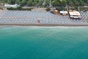 马蒂纳塔Villaggio San Matteo Resort的享有海滩的空中景色,配有遮阳伞和水