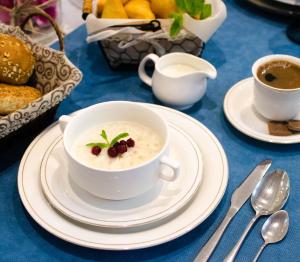 奇姆肯特Luxury House的桌上的燕麦片和咖啡