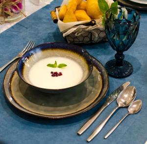 奇姆肯特Luxury House的桌上放一碗汤的盘子