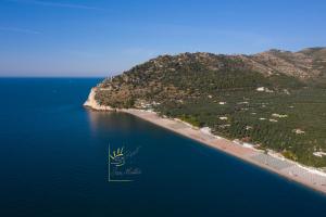 马蒂纳塔Villaggio San Matteo Resort的水体中间的一个岛屿