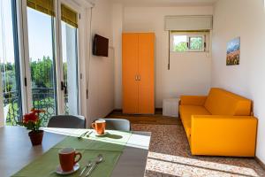 马内尔巴Camping Zocco的客厅配有橙色沙发和桌子