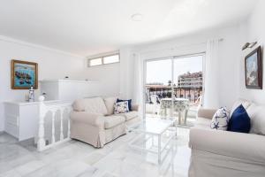 法纳贝海滩Home2Book Stunning Sea Views Adeje, Wifi & Pool的白色的客厅配有两张沙发和一张桌子