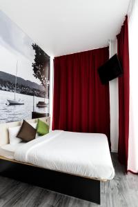 B&B HOTEL Zürich Wallisellen客房内的一张或多张床位