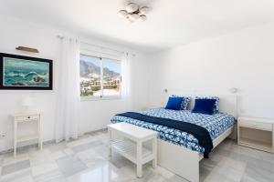 法纳贝海滩Home2Book Stunning Sea Views Adeje, Wifi & Pool的白色的卧室设有床和窗户