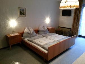 巴德哥依斯恩柯林斯克劳斯民宿的一间卧室,卧室内配有一张大床