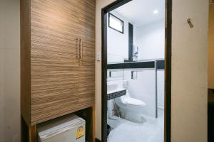 武里南金塔娜度假酒店的一间带卫生间和水槽的浴室