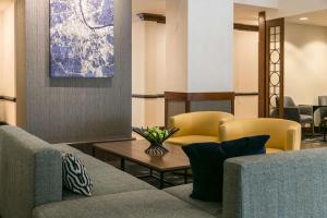 富兰克林Hyatt Place Nashville Franklin Cool Springs的大堂配有沙发、椅子和桌子