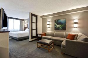 迈阿密迈阿密机场西/多拉尔凯悦酒店的酒店客房设有一张沙发和一张床