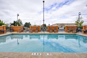 阿尔伯克基阿尔伯克基住宅区凯悦酒店的一个带椅子的大型游泳池