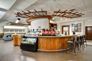 坦帕Hyatt Place Tampa Airport/Westshore的餐厅设有酒吧、椅子和柜台