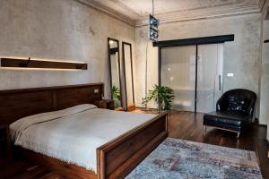 克拉科夫斯塔利酒店的一间卧室配有一张床和一张黑椅