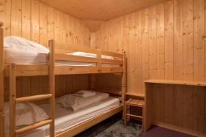 莱热Chalet Le Lapye的小屋内的双层床间 - 带两张双层床