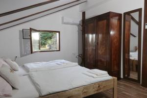 ÐurđevacApartment Wine Tale的一间卧室配有一张带木柜和镜子的床