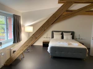 ContheyRelais du Simplon的一间带大床的卧室和一个阁楼
