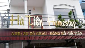 河仙Hà Tiên Homestay的大楼中餐馆的标志