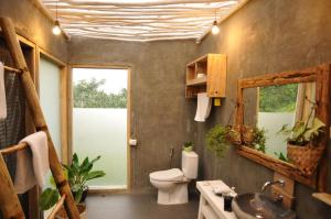 BajawaManulalu Jungle的一间带卫生间、水槽和镜子的浴室