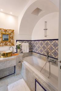 西迪·布·赛义德达累斯萨拉姆酒店的一间带大浴缸和水槽的浴室