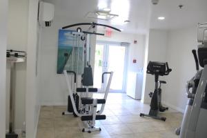 乔治敦The Grand Caymanian Resort的健身房,室内配有两辆健身自行车