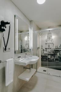 穆尔西亚Hesperia Murcia Centro的一间带水槽和淋浴的浴室