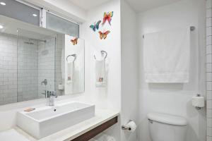 基督教堂市巴特弗莱海滩酒店的白色的浴室设有水槽和卫生间。