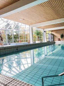 埃斯波努克西奥酒店的大型游泳池设有大型玻璃天花板