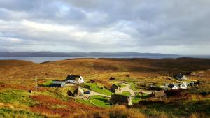 Tigh Lachie at Mary's Thatched Cottages, Elgol, Isle of Skye鸟瞰图