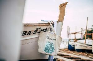巴古尔Hostal Ses Negres的挂在船边的袋子