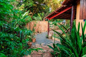 戈亚斯州上帕莱索Chalé Ipê - Jatobá的一座带砖墙和小径的花园