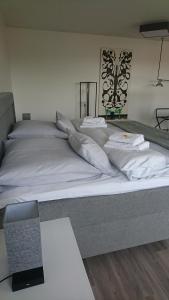 汉诺威赫恩豪森酒店的一张配有白色床单和枕头的大床