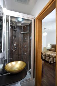 威尼斯阿尔伯格玛林酒店的浴室设有大型的金色水槽和淋浴