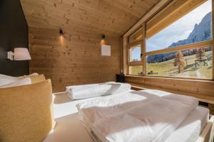 塞斯托Rotwandwiesen Chalets SKI IN/OUT - 1900mt的带大窗户的客房内的两张床