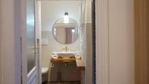 莫杜尼奥Dimora Elizabeth II的一间带水槽和镜子的浴室