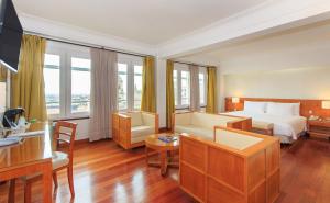 波哥大歌剧院酒店的酒店客房设有床和客厅。