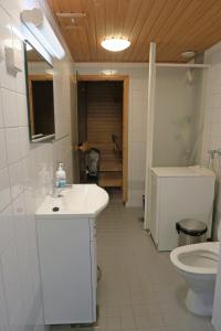 塔库沃里Apartments Golf的一间带水槽和卫生间的浴室