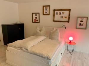 莱比锡Hinterhaus Apartment No3的一间卧室配有一张粉红色灯床