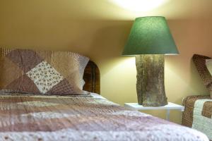 Bajos del ToroLas Calas Lodge的床头桌旁的灯