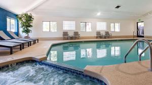 佩森Best Western Inn of Payson的一座配有桌椅的酒店游泳池