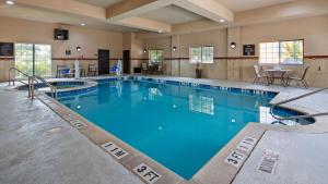 曼斯菲尔德曼斯菲尔德贝斯特韦斯特优质酒店及套房的蓝色海水大型游泳池