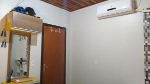 伊塔佩马Hospedom Mazzoca 02 , WC compartilhado的一间设有门的房间和墙上的加热器