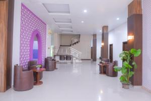 班达亚齐Super OYO Capital O 1630 Hotel Syariah Ring Road的医院的大厅,有紫色的墙