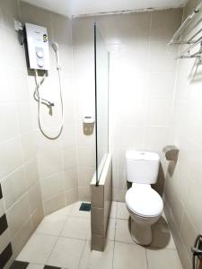 瓜埠桑德兰汽车旅馆的一间带卫生间和淋浴的浴室