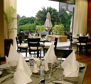 阿鲁沙梅鲁山酒店的餐厅顶部一张带白餐巾的桌子