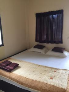 象岛Janina resort Koh chang的带窗户的客房内的两张床
