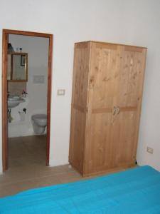 奥斯图尼Casa Telesio的一个带卫生间的浴室内的木门