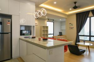 梳邦再也USJ One HomeStay @ Subang HomeStay的带柜台的厨房和客厅