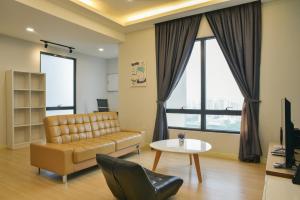 梳邦再也USJ One HomeStay @ Subang HomeStay的客厅配有沙发和桌子