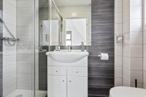 诺丁汉River Rooms Nottingham的白色的浴室设有水槽和淋浴。