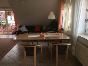 默辛根Ferienwohnung Haus Albsicht的客厅配有一张木桌和椅子
