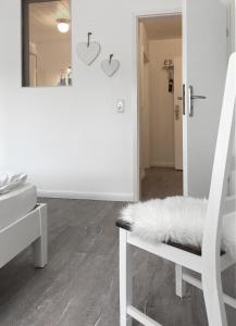 KirchdorfLandhotel Baumanns Hof的白色的浴室设有长凳和镜子