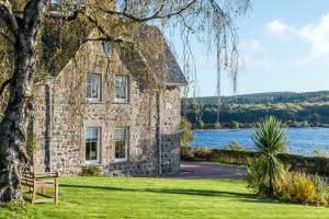 因弗内斯The Old Manse, Loch Ness (highland-escape)的湖畔的石头房子